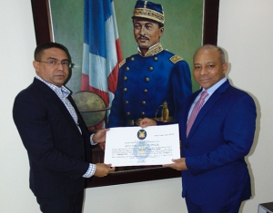 Director Ejecutivo de la SVSP. hace entrega de Certificados de Renovación de Licencia de Operación