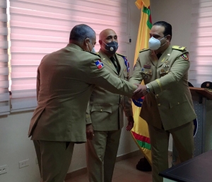 Ministro de Defensa realiza traspaso de mando en la Superintendencia de Vigilancia y Seguridad Privada (SVSP).