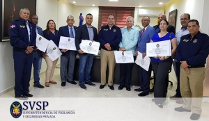 El Director Ejecutivo, General de Brigada, Jean A. Romero Jorge, E.R.D. hace entrega del pergamino de renovación de licencia de operación
