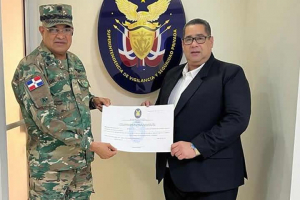 El Gral. de Brigada Justo Orlando del Orbe Piña, ERD. director ejecutivo de la SVSP., hace entrega de Licencia de Operación