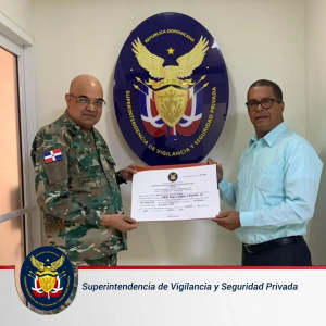 El Director Ejecutivo de la SVSP., hizo entrega del pergamino de inicio de operación, en modalidad con armas,